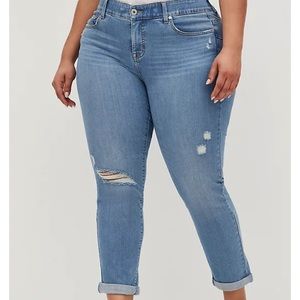 BOMBSHELL STRAIGHT
PREMIUM STRETCH
HIGH-RISE JEAN